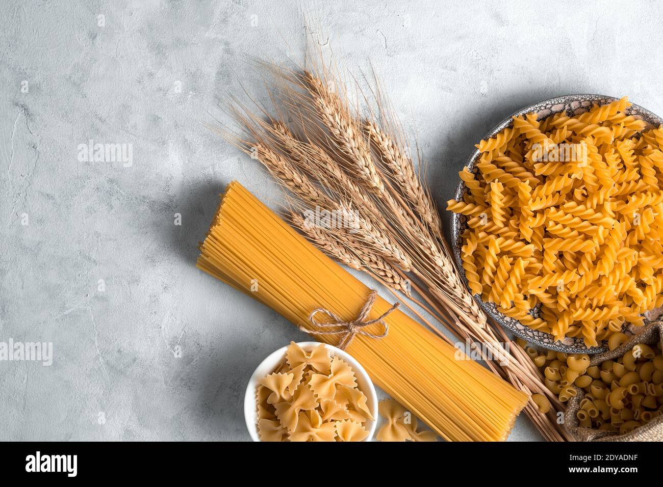 Grano e pasta su fondo grigio di cemento. Foto Stock