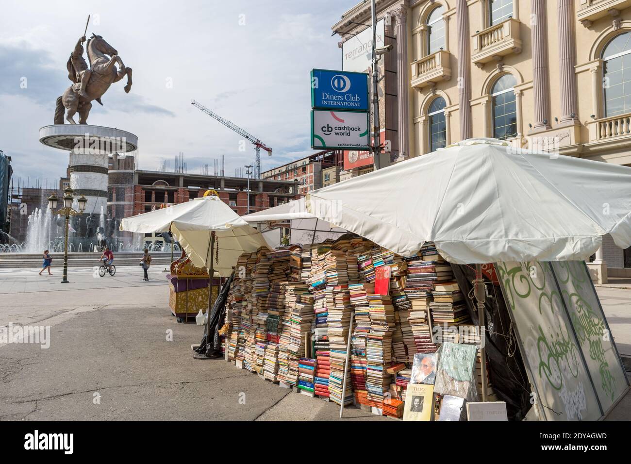 Libro Stall & Statua di Alessandro il Grande ufficialmente chiamato 'Guerriero su un cavallo', Piazza Macedonia, Skopje, Macedonia (FYROM), Repubblica del Nord M. Foto Stock