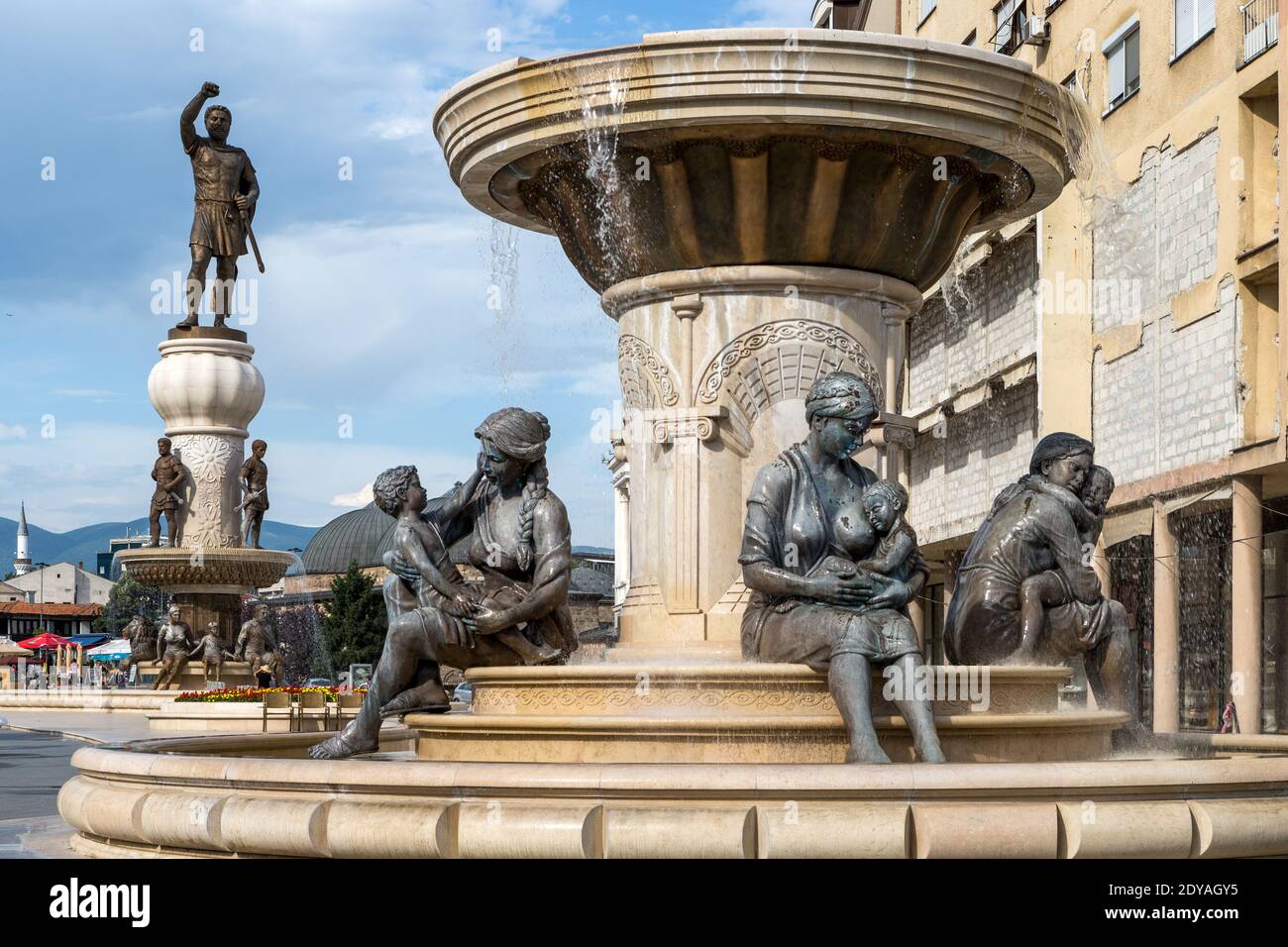 Fontana delle madri di Macedonia, Monumento dei guerrieri, dietro, (Filippo di Macedone), Plostad Karposovo Vostanie, Piazza della ribellione, Skopje, Macedonia (FY Foto Stock