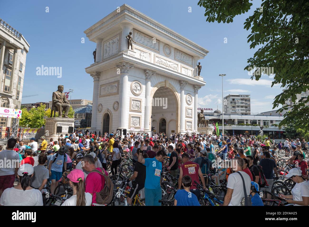 Porta Macedonia: Gara ciclistica per famiglie, Skopje, Macedonia (FYROM), Repubblica di Macedonia del Nord Foto Stock