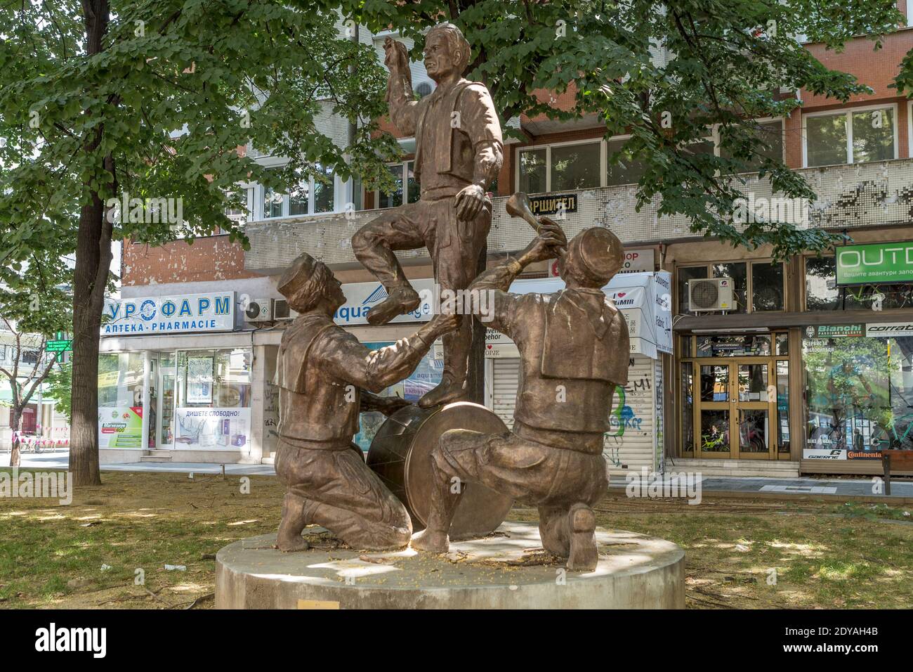Monumento alla tradizionale danza popolare macedone, Skopje, Macedonia, Repubblica di Macedonia del Nord Foto Stock