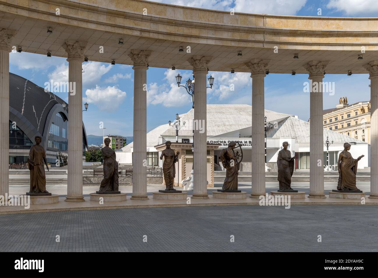 Statue, Dimitar Vladov Walk, di fronte a Piazza Madre Teresa e il teatro dell'opera e del balletto macedone, Skopje, Macedonia, (FYROM)), Repubblica di Norther Foto Stock