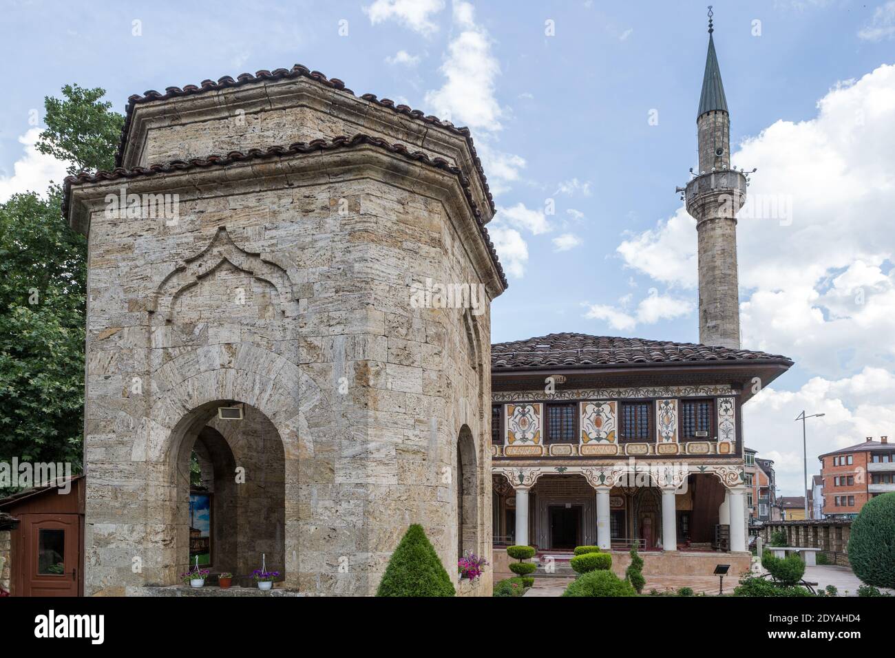 Cortile, Šarena aka Šarena Džamija Moschea, decorata, colorata o dipinta Tetova Macedonia, (FYROM), Repubblica di Macedonia del Nord Foto Stock