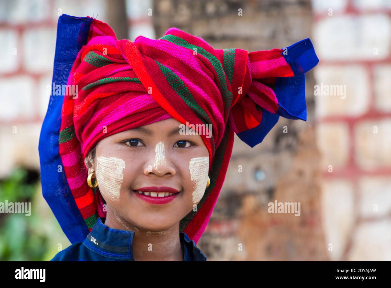 Giovane signora Pa o con thanaka in faccia a Shwe Indein Pagoda Complex, Shan state, Inle Lake, Myanmar (Birmania), Asia nel mese di febbraio Foto Stock