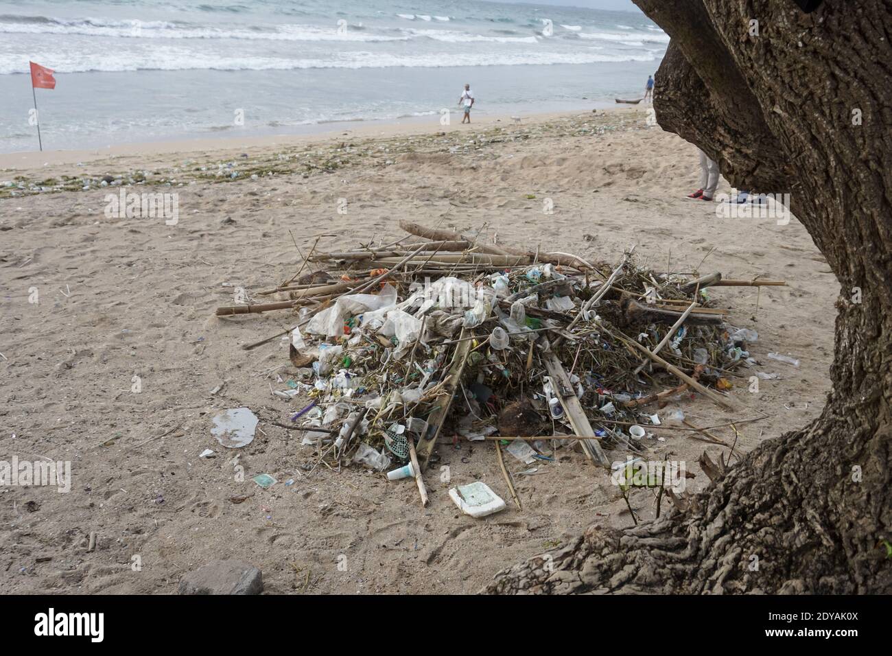 Badung, Bali, Indonesia. 20 dicembre 2020. Le materie plastiche e i trash organici tagliano la linea costiera della famosa spiaggia di Bali Kuta. Tonnellate di Trash, secondo quanto riferito, scaricati nei fiumi dai cittadini, e trasportati sulla spiaggia durante la stagione delle piogge. Credit: Dicky Bisinglasi/SOPA Images/ZUMA Wire/Alamy Live News Foto Stock