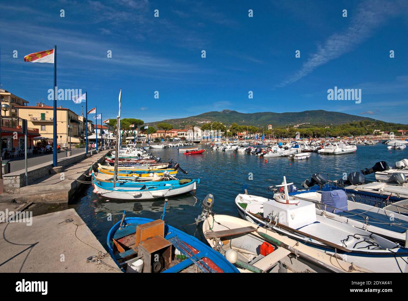 Marina di campo, piccolo porto e spiaggia sullo sfondo, Isola d'Elba, Toscana, Italia Foto Stock