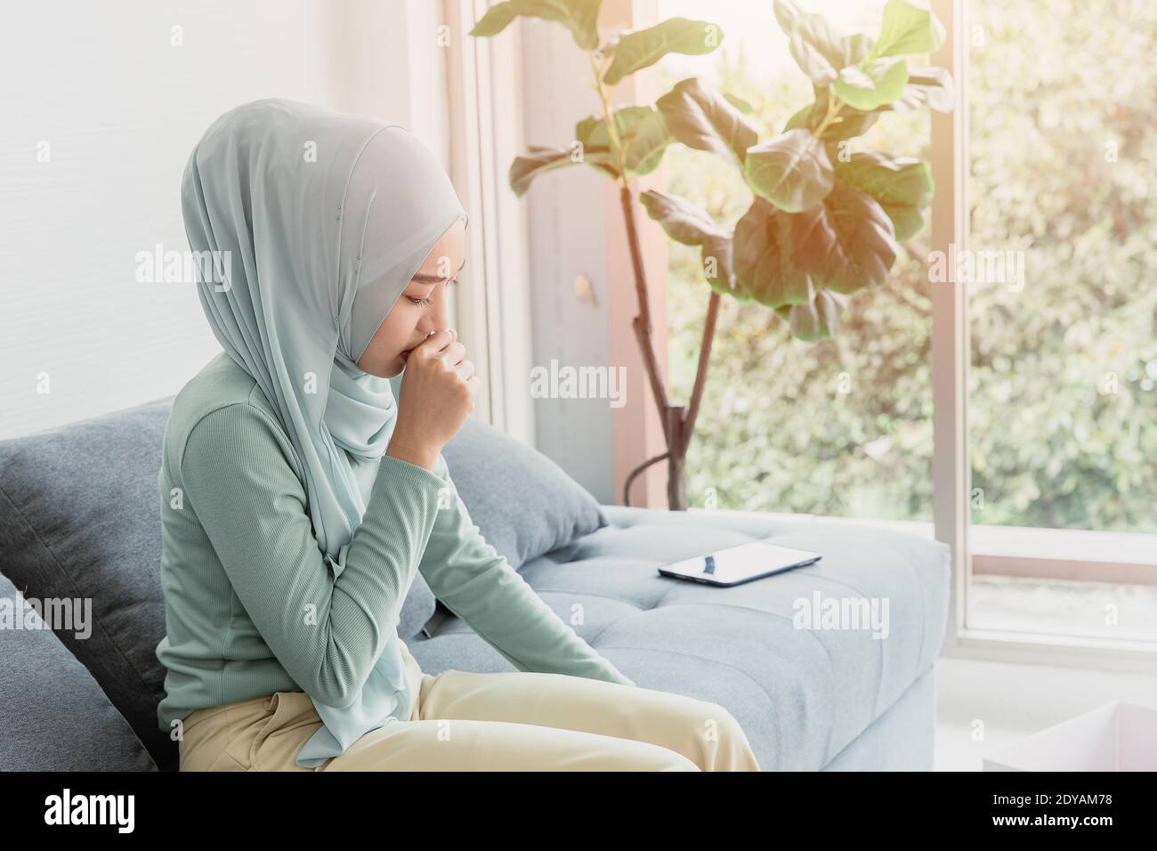 Arabo Islam le donne malate con l'influenza e la tosse da virus infetta di espressione problema di salute. Foto Stock