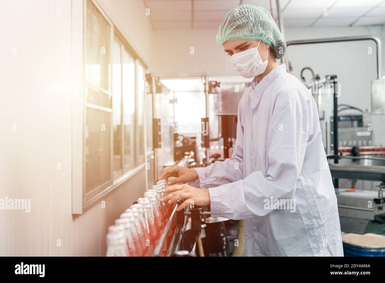 Un bel lavoratore che lavora in un'azienda di produzione di bevande pulite e igieniche nel paese europeo. Foto Stock