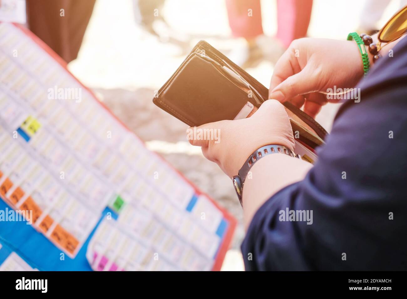 La gente thailandese che spende i soldi molto al governo di acquisto i biglietti della lotteria e sperano di vincere premi e diventare ricchi Foto Stock