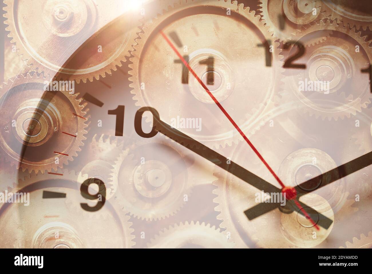 L'overlay del quadrante dell'orologio con la rotazione degli ingranaggi per l'orario di lavoro favorisce il concetto di business industry forward. Foto Stock