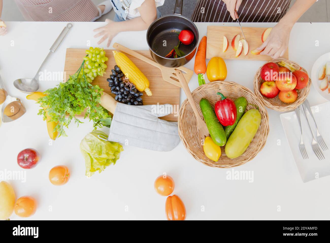 Frutta e verdura mescolano decorazione al tavolo da cucina vista dall'alto Foto Stock