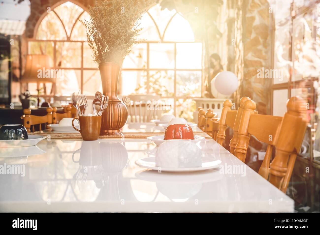 tavolo vuoto con una tazza di tè decorazione interna del ristorante tonalità di colore vintage Foto Stock