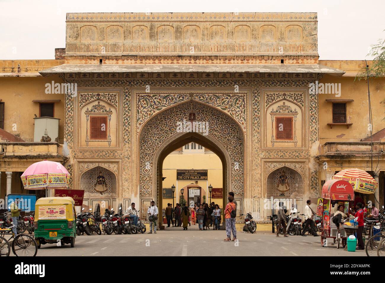 Vita cittadina attraverso le strade di Jaipur durante l'epidemia di Covid-19. Jaipur, Rajasthan, India. Foto Stock