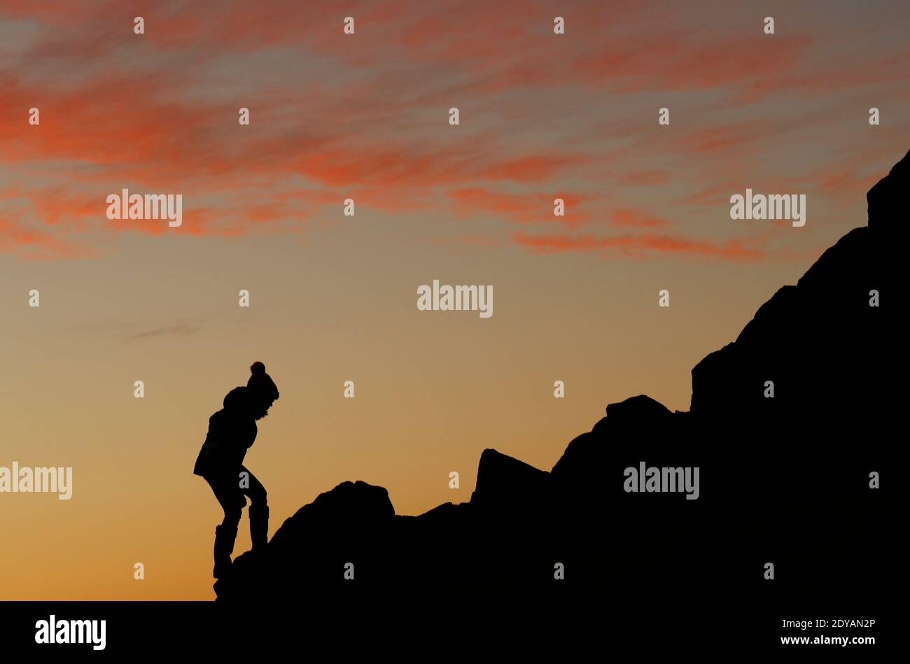 Newtown Linford, Leicestershire, Regno Unito. 25 dicembre 2020. Meteo nel Regno Unito. Una ragazza sale le rocce all'alba il giorno di Natale a Bradgate Park. Credit Darren Staples/Alamy Live News. Foto Stock