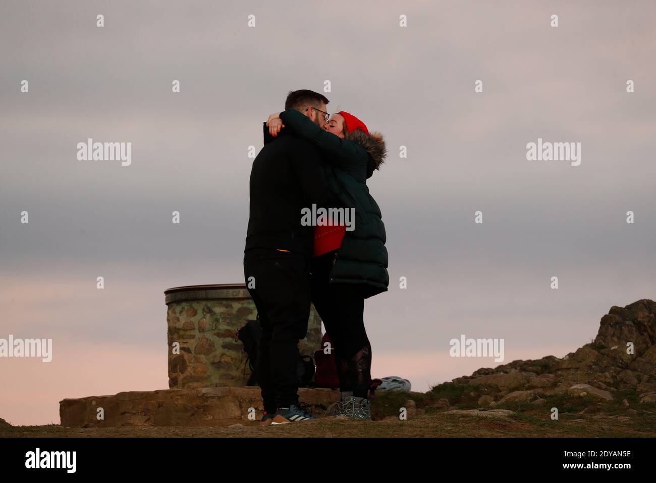 Newtown Linford, Leicestershire, Regno Unito. 25 dicembre 2020. Meteo nel Regno Unito. Un bacio di coppia all'alba il giorno di Natale nel Bradgate Park. Credit Darren Staples/Alamy Live News. Foto Stock