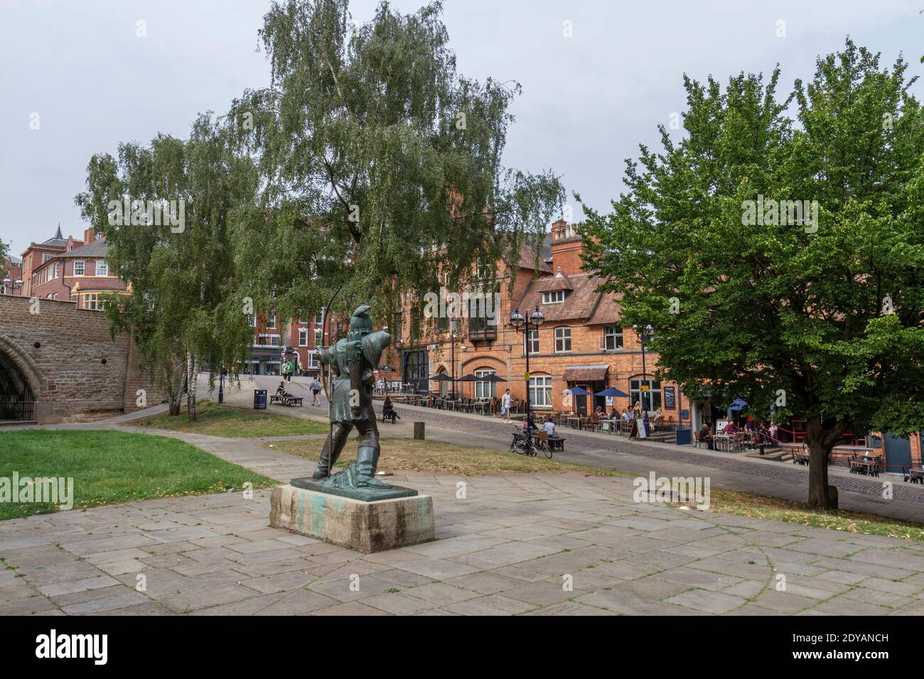 Ammira la statua di Robin Hood su Castle Road nel centro di Nottingham, Notts., Regno Unito. Foto Stock