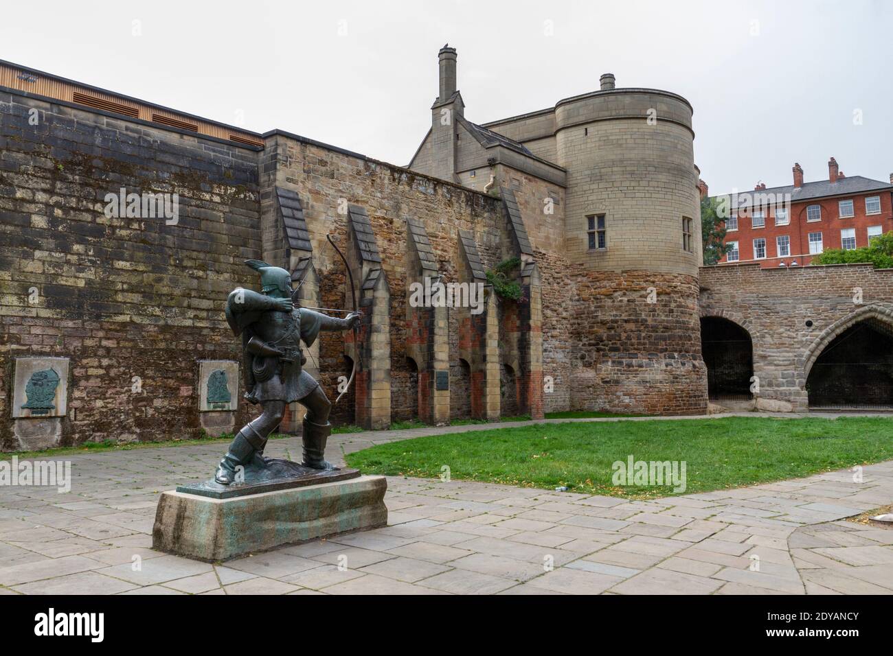 Ammira la statua di Robin Hood di fronte alle mura del castello di Nottingham, Castle Road nel centro di Nottingham, Notts., Regno Unito. Foto Stock