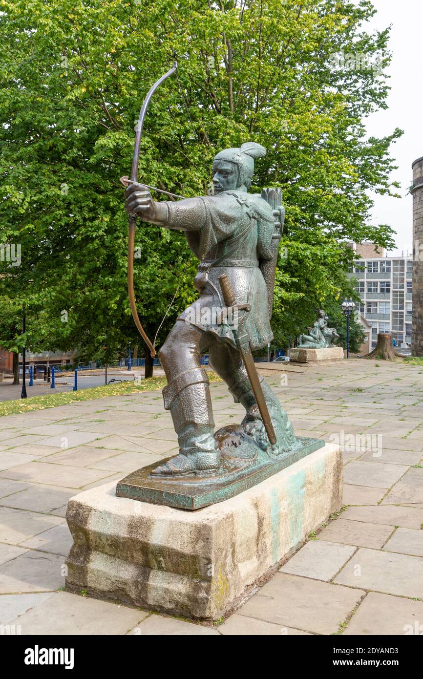 La statua di Robin Hood di fronte alle mura del castello di Nottingham, Castle Road nel centro di Nottingham, Notts., Regno Unito. Foto Stock