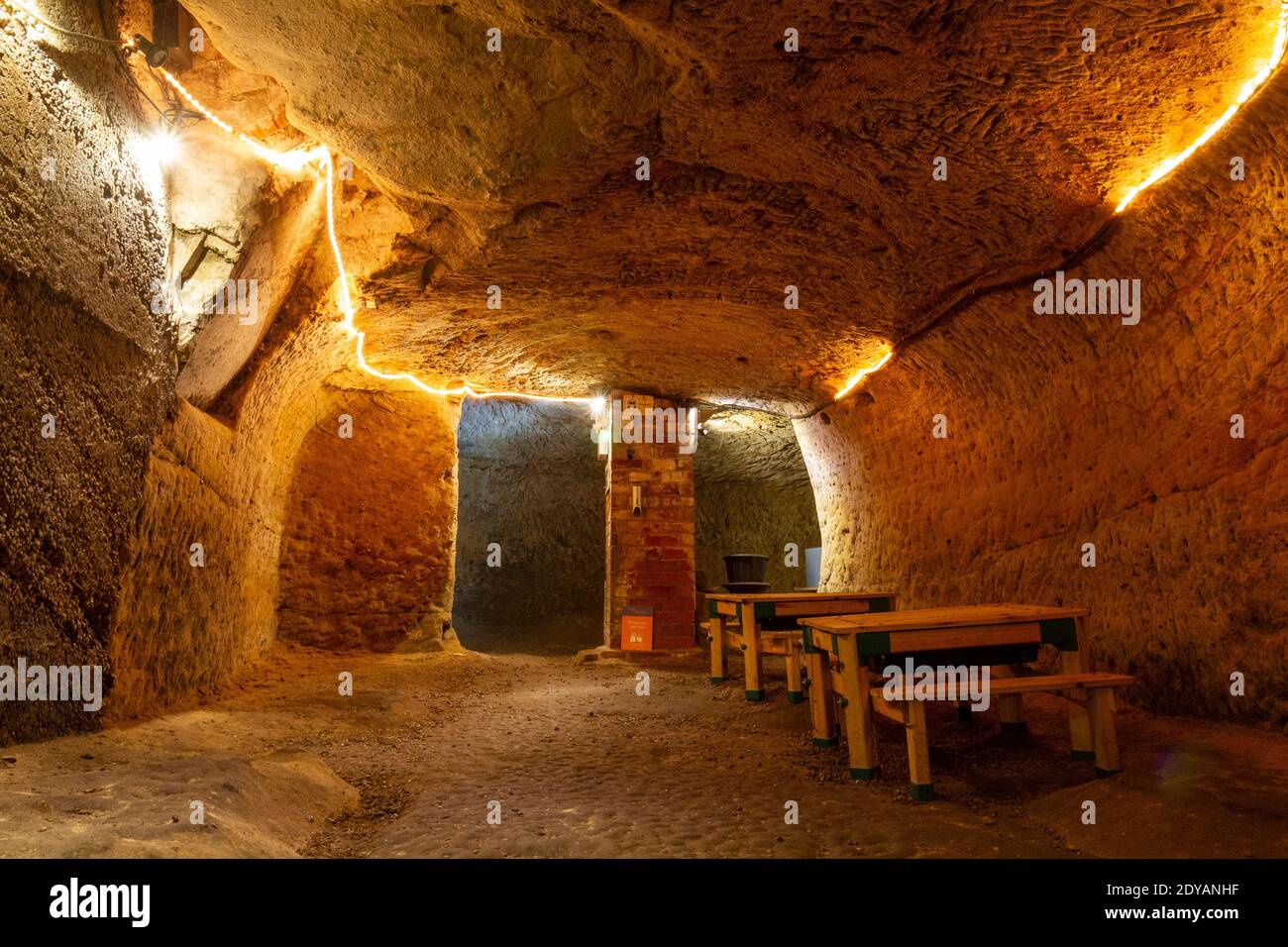 Vista generale all'interno della City of Caves (questa è ora l'area dei caffè), Nottingham, Notts., Regno Unito. Foto Stock