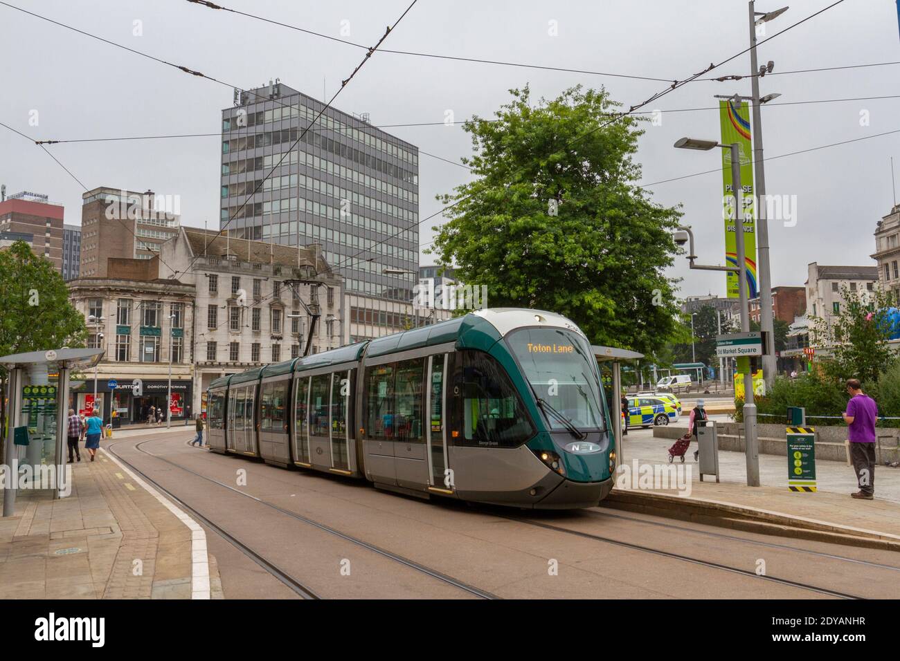 Un tram Nottingham Express Transit (NET) sulla Old Market Square a Nottingham, Notts., Regno Unito. Foto Stock