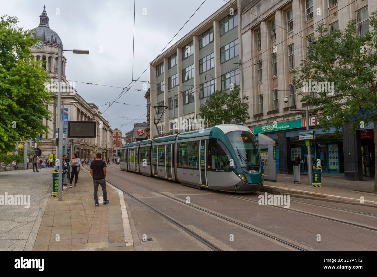 Un tram Nottingham Express Transit (NET) sulla Old Market Square a Nottingham, Notts., Regno Unito. Foto Stock