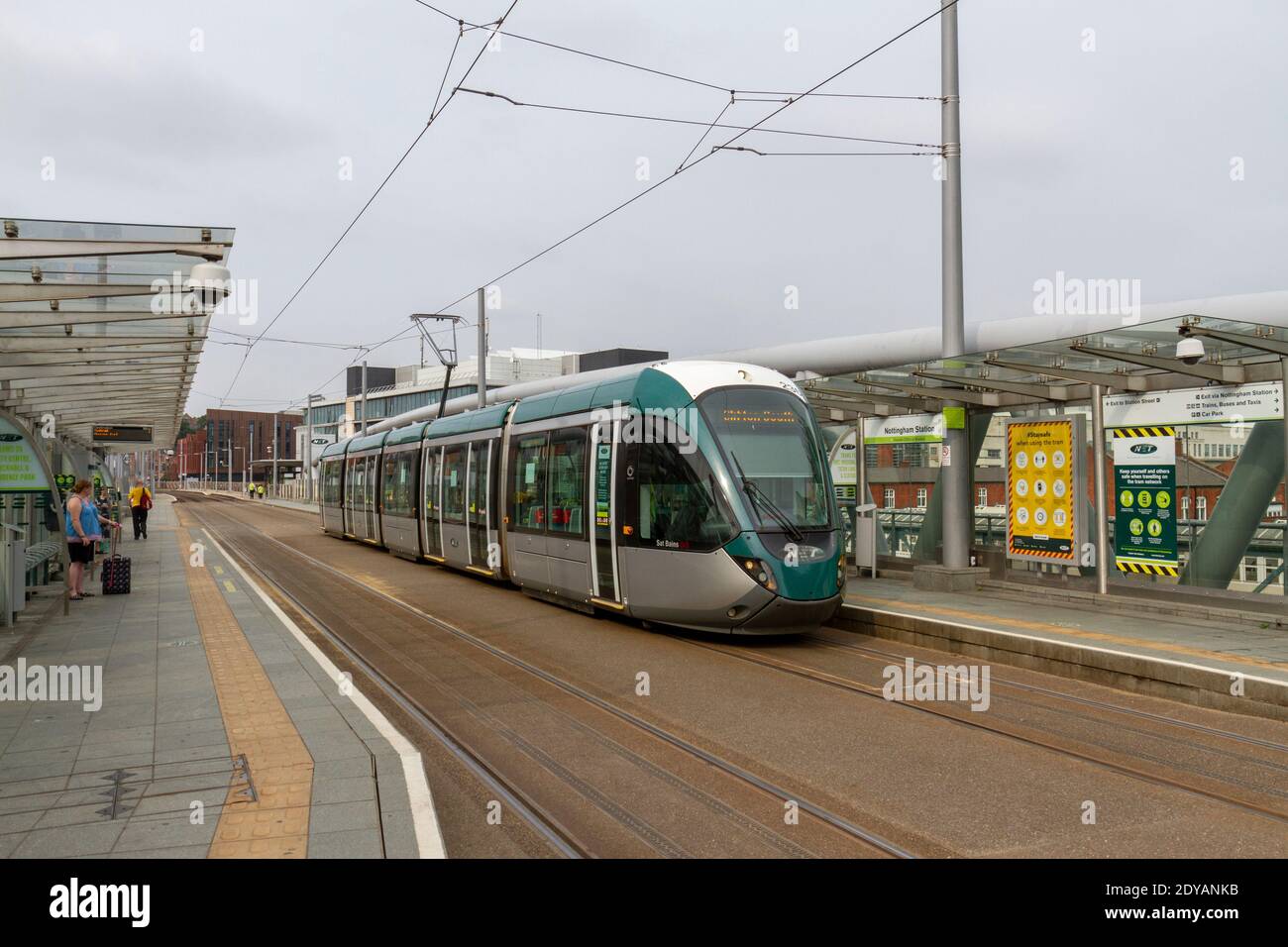 Un tram Nottingham Express Transit (NET) che arriva alla fermata del tram della stazione di Nottingham, Nottingham, Notts., Regno Unito. Foto Stock