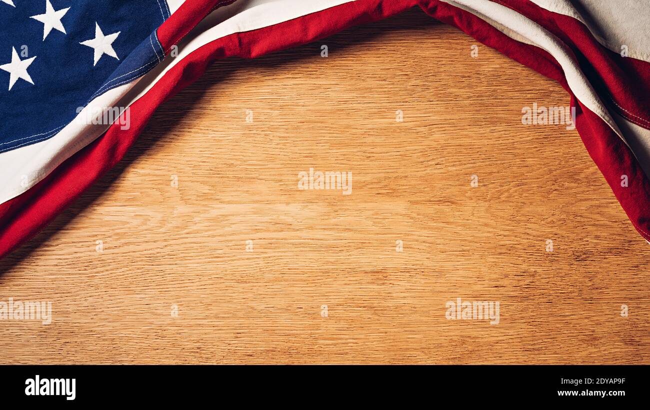Tavolo di quercia con bandiera americana su di esso. USA patriottico di fondo Foto Stock