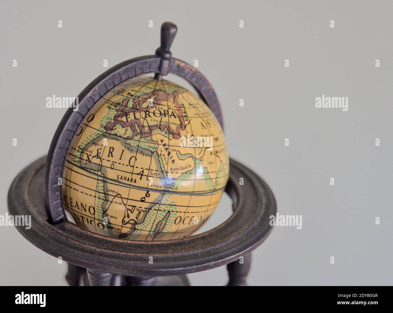 Vecchio globo geografico. Mappe del mondo, Scienza, istruzione, viaggi, background vintage. Storia e geografia. Foto Stock