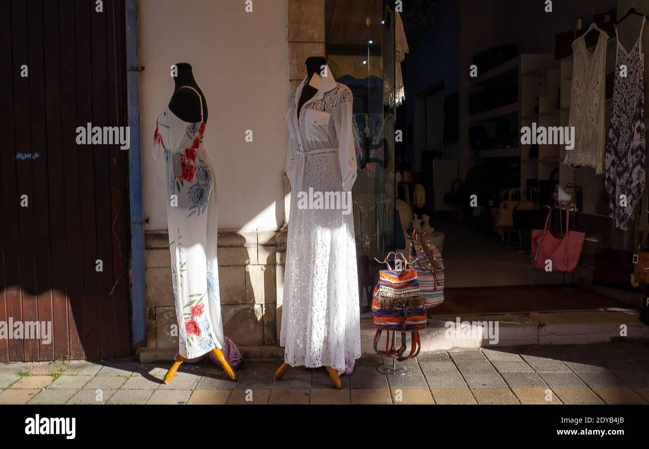 22 aprile 2019, Limassol, Cipro. Manichini in abiti da donna all'ingresso di un negozio in una tranquilla strada turistica. Foto Stock