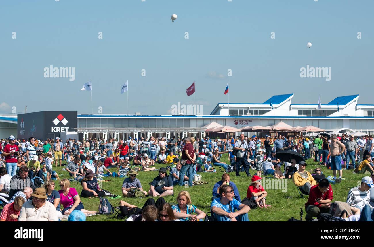 31 agosto 2019, regione di Mosca, Russia. Spettatori all'International Aerospace Salon MAKS 2019. Foto Stock
