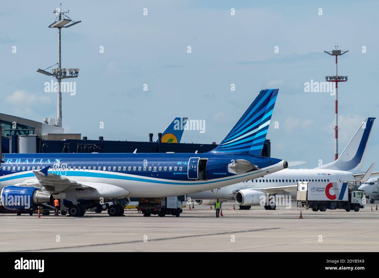 2 luglio 2019 Mosca, Russia. Aeroplani all'aeroporto di Vnukovo in tempo soleggiato Foto Stock