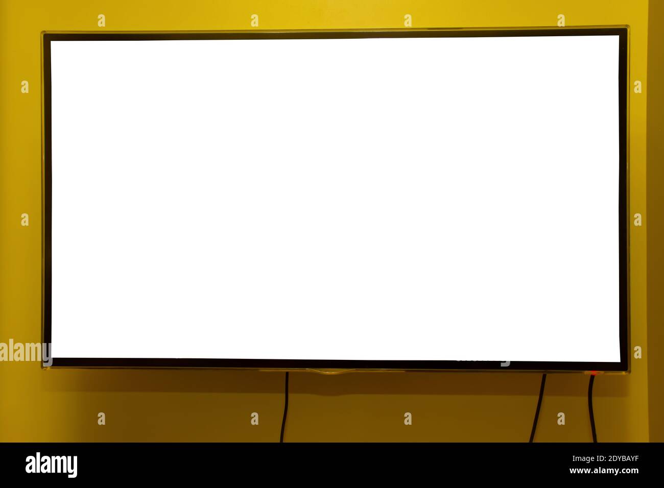 Moderno televisore widescreen con schermo vuoto appeso alla parete, mockup, moderno pannello video nero a schermo piatto. Foto Stock