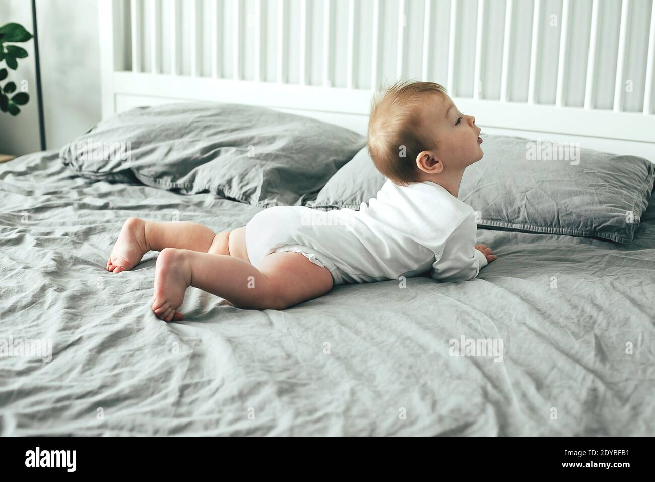 Ragazzo disteso sul letto di casa Foto stock - Alamy