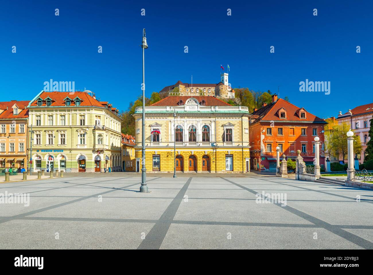 Lubiana - 2020 aprile, Slovenia: Vista sulla piazza centrale (Piazza dei Congressi) in una giornata di sole con un cielo blu chiaro Foto Stock