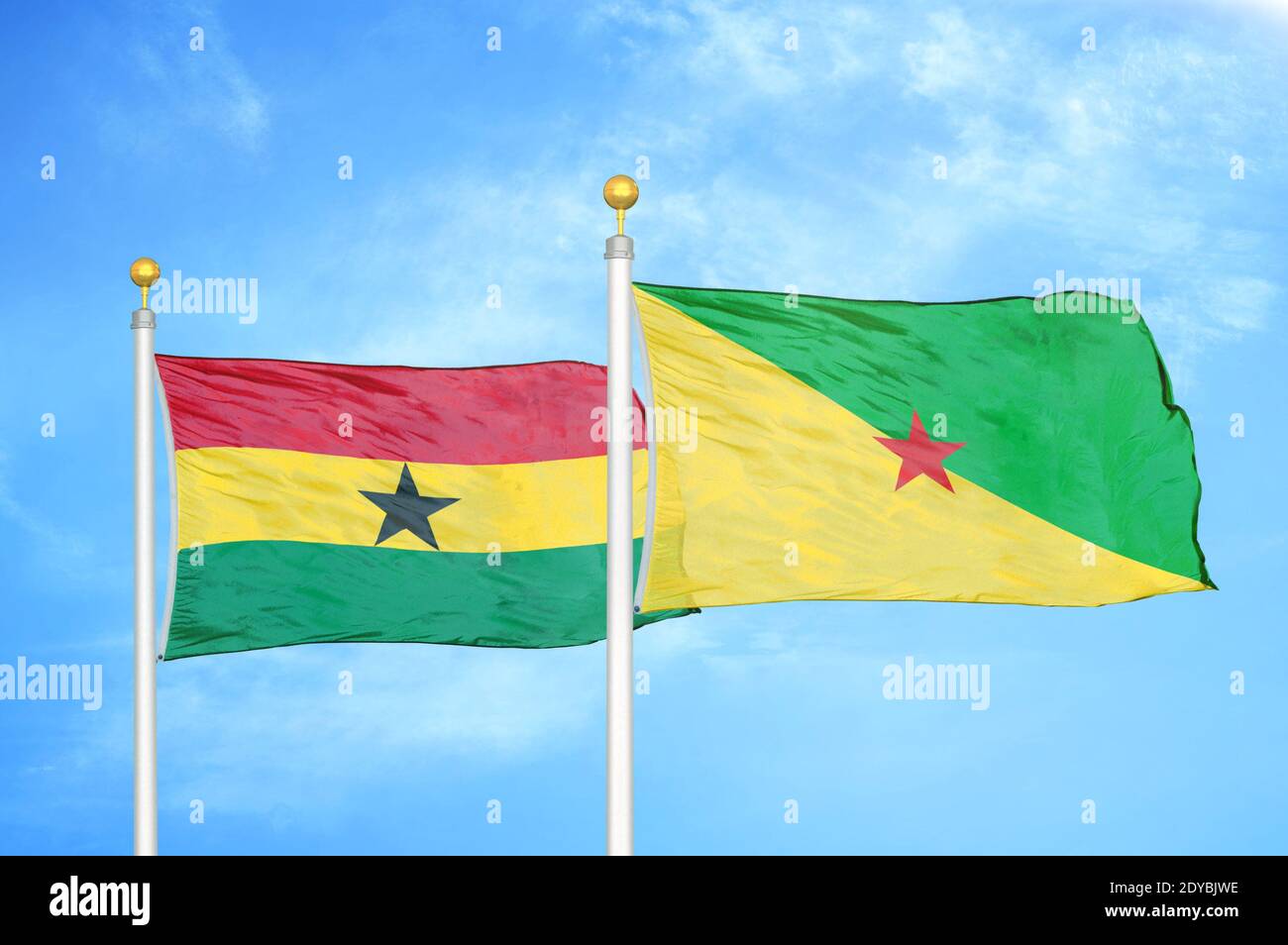 Ghana e Guiana francese due bandiere su palafe e blu cielo Foto Stock