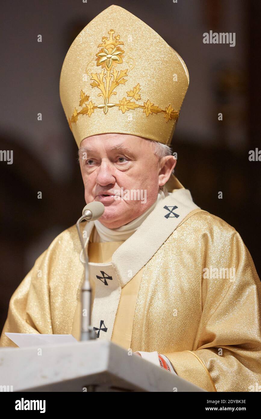 Varsavia, Mazoviano, Polonia. 25 Dic 2020. Santa Messa nella Cattedrale di San Giovanni di Varsavia, presieduta dal Cardinale KAZIMIERZ NYCZ.in la foto: KAZIMIERZ NYCZ Credit: Hubert Mathis/ZUMA Wire/Alamy Live News Foto Stock