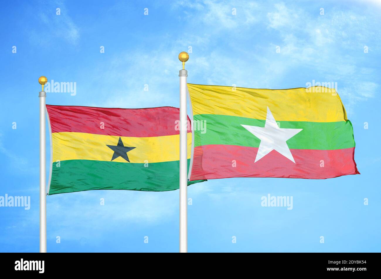 Ghana e Myanmar due bandiere su pali e cielo blu Foto Stock