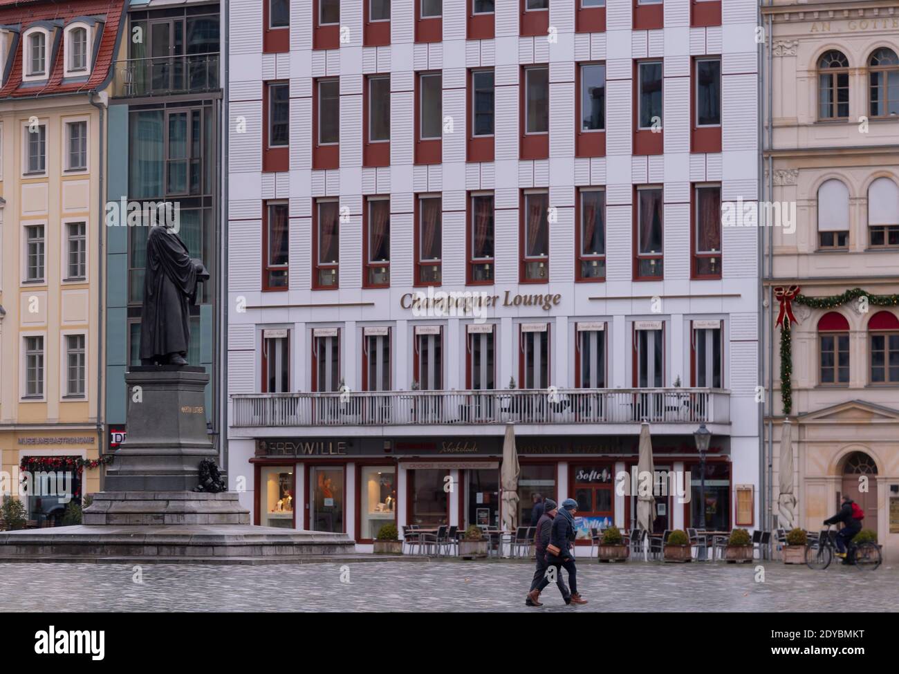 Dresda, Germania. 25 Dic 2020. Quasi deserta è il Neumarkt a Dresda a mezzogiorno del giorno di Natale. Il blocco impedisce ad un gran numero di turisti e residenti di essere su questa piazza come al solito. Credit: Matthias Rietschel/dpa-Zentralbild/dpa/Alamy Live News Foto Stock