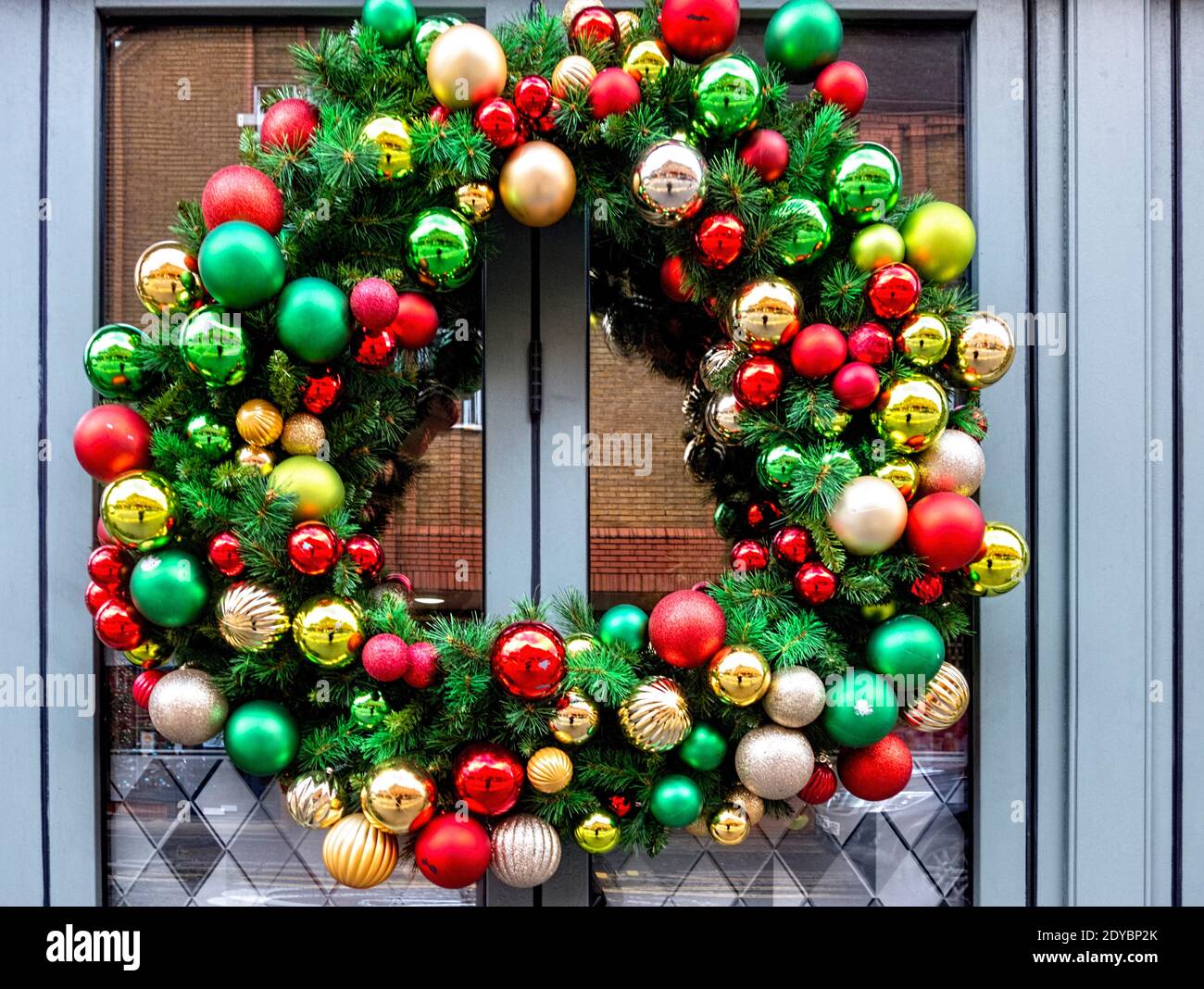 Grande Natale bauble wreath l'Ivy Restaurant St. Albans Hertfordshire Foto Stock