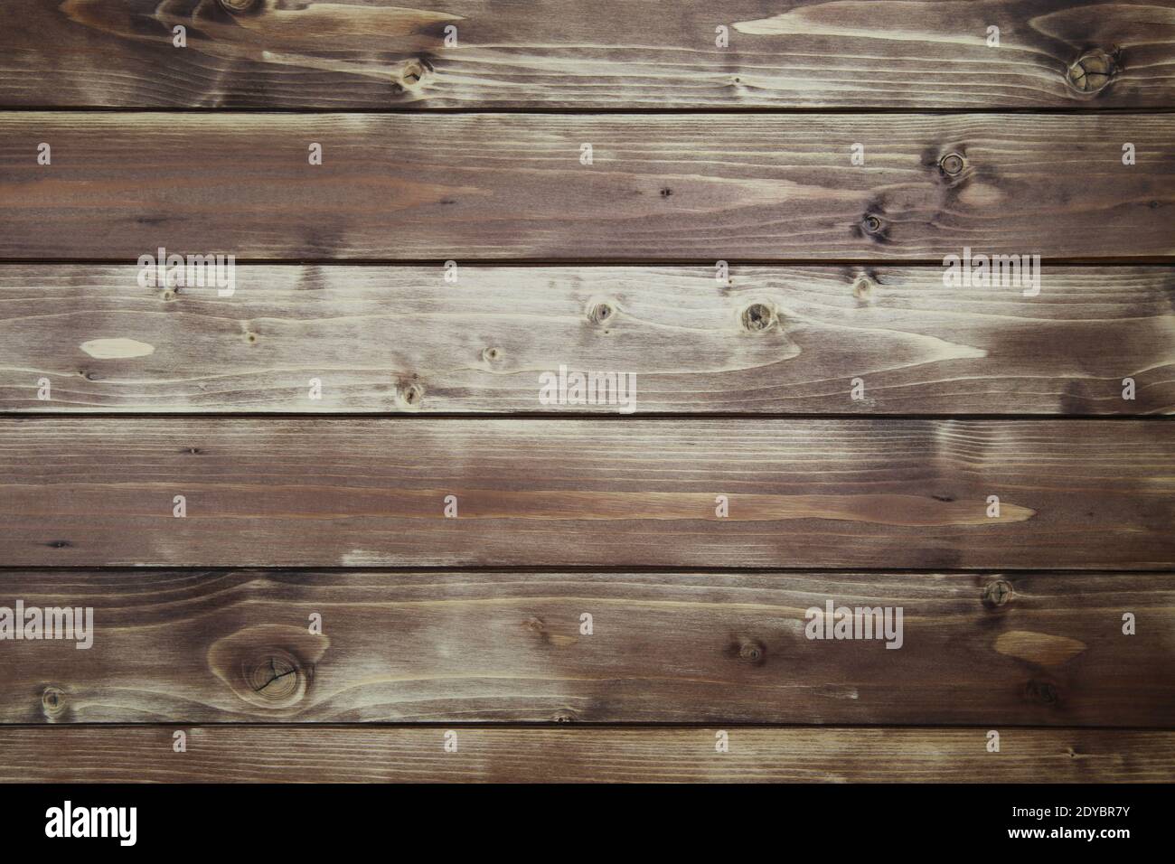 Vista sulla vecchia tavola di legno marrone naturale vintage con orizzontale linee di assi e bushole Foto Stock