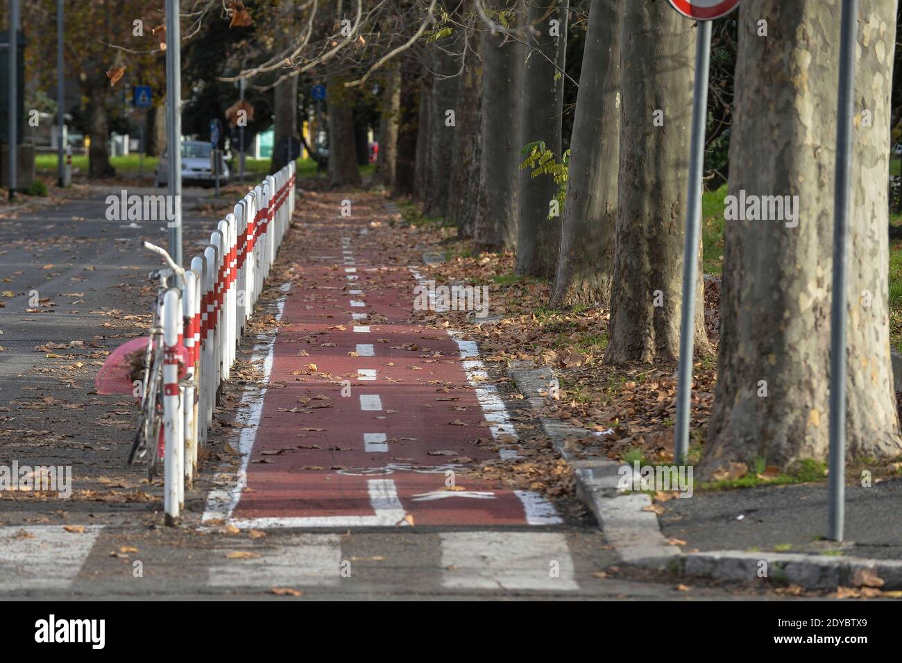 Roma, Italia. 25 Dic 2020. Natale 2020 Italia nella zona rossa la città di Roma deserta a causa delle restrizioni messe in atto per contenere la diffusione della pandemia del Covid - 19 nella foto via Cristoforo Colombo Editorial Usage Only Credit: Independent Photo Agency/Alamy Live News Foto Stock