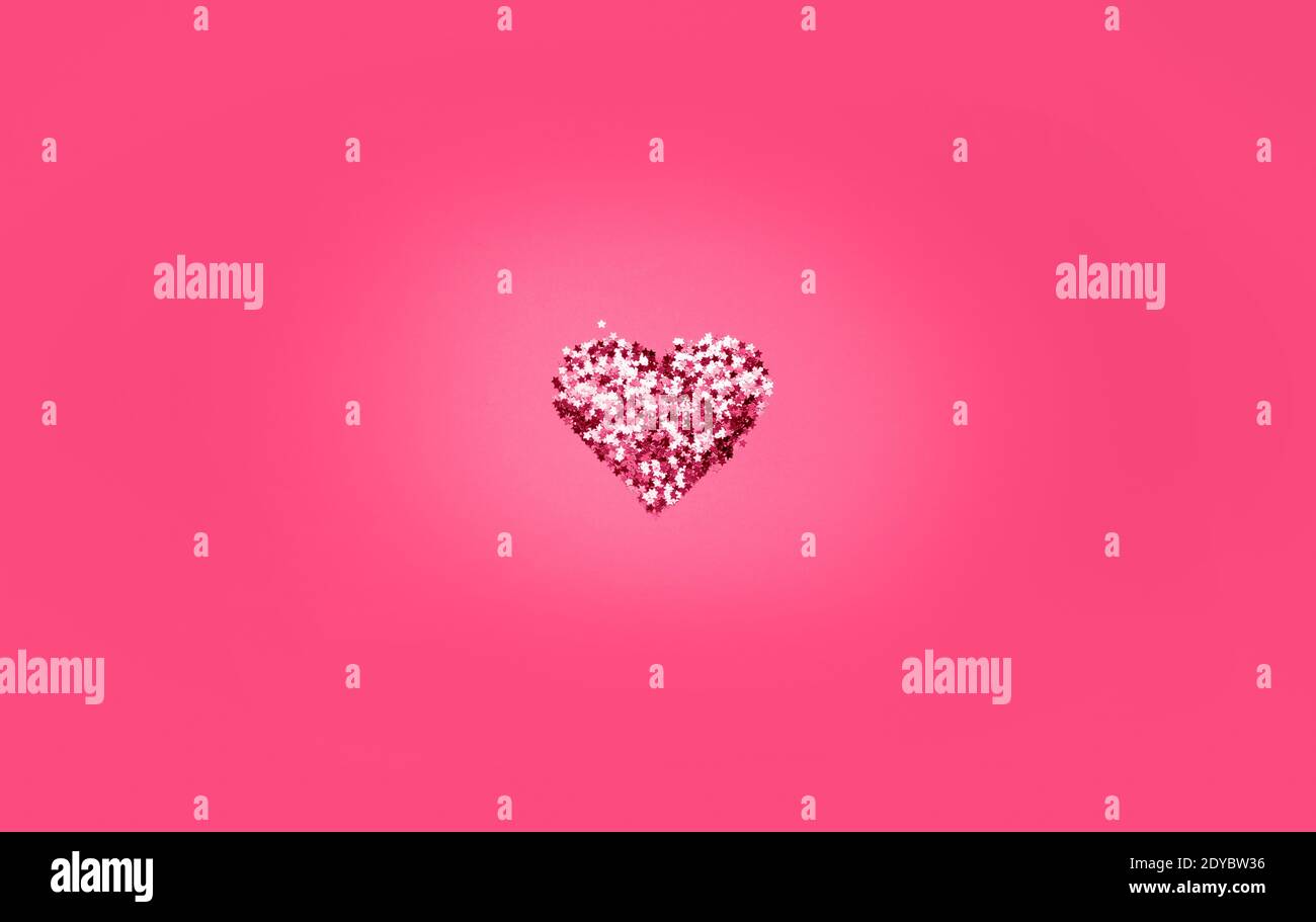 cuore brillante fatto di paillettes su sfondo rosa. san valentino Foto Stock