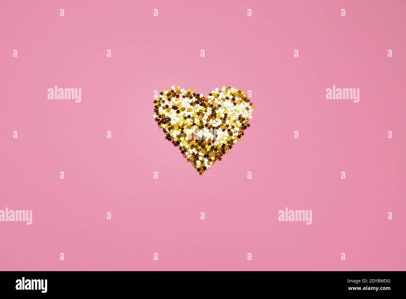 cuore brillante fatto di paillettes su sfondo rosa. san valentino Foto Stock