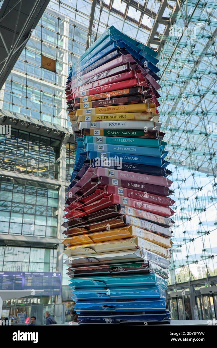 Ampio display che rappresenta confezioni impilate di vari tipi di cioccolato Ritter Sport Flavors all'interno della stazione ferroviaria di Berlino Foto Stock