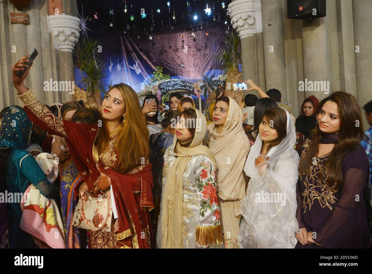 I cristiani pakistani adorano la messa di Natale durante le celebrazioni Nel Sacro cuore Cattedrale Chiesa di Lahore Foto Stock