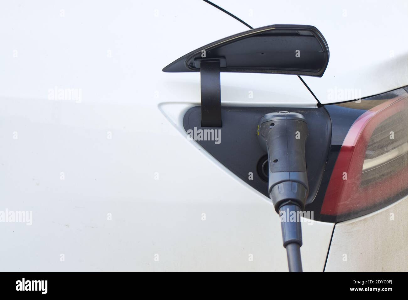 La carica di un auto elettrica batteria Foto Stock