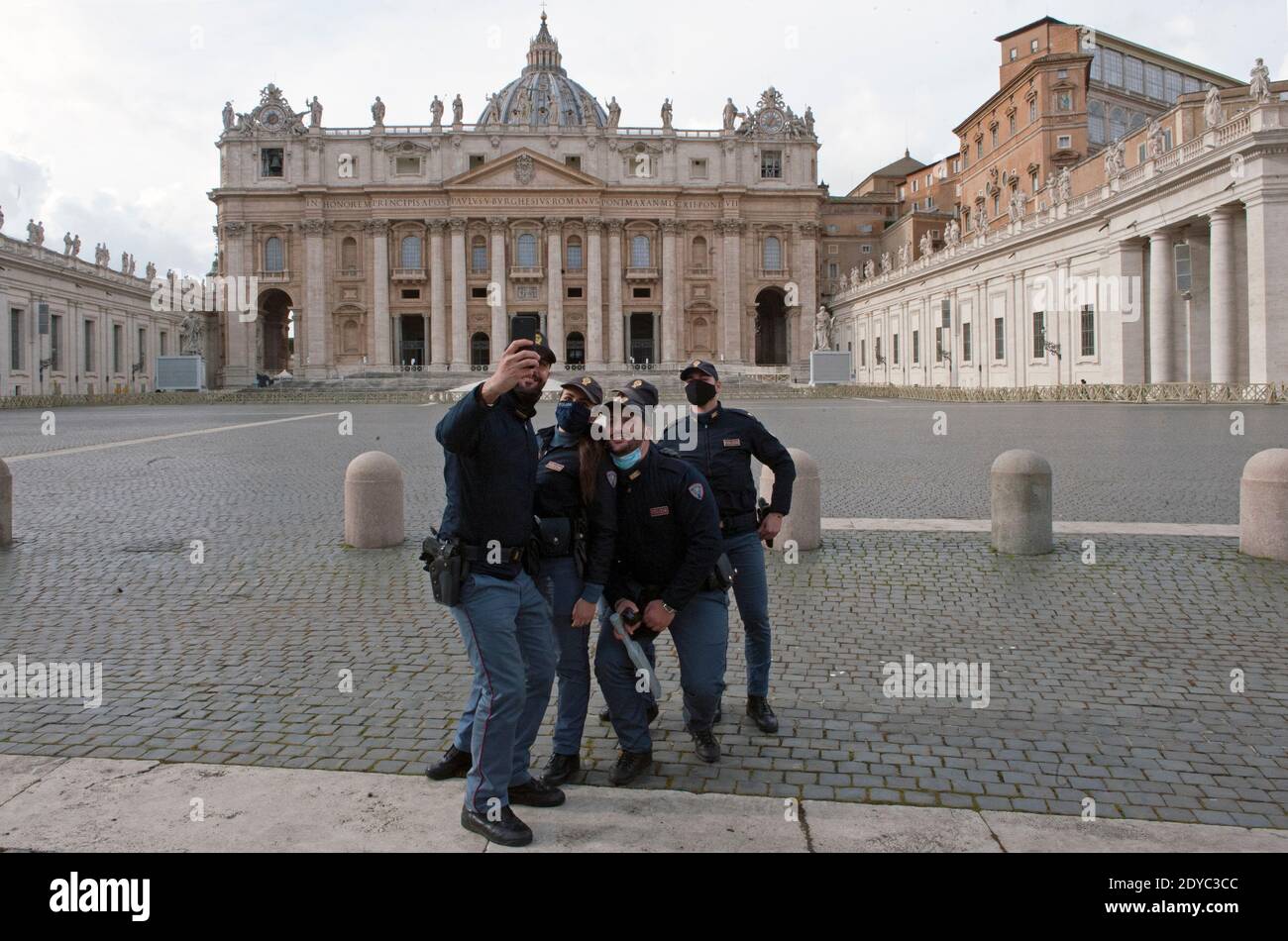 Roma, Italia. 25 Dic 2020. 25 dicembre 2020 : un gruppo di poliziotti prende un selfie dopo il messaggio Urbi et Orbi di Papa Francesco (latino 'alla città e al mondo') il giorno di Natale in Piazza San Pietro, al Vaticano Credit: Independent Photo Agency/Alamy Live News Foto Stock