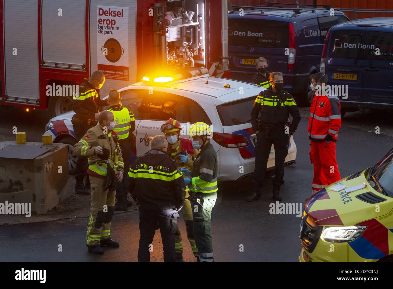 ZUTPHEN, PAESI BASSI - 08 dicembre 2020: Riunione della task force di personale di ambulanza, polizia e vigili del fuoco in maschere di faccia deliberando e organizzando Foto Stock