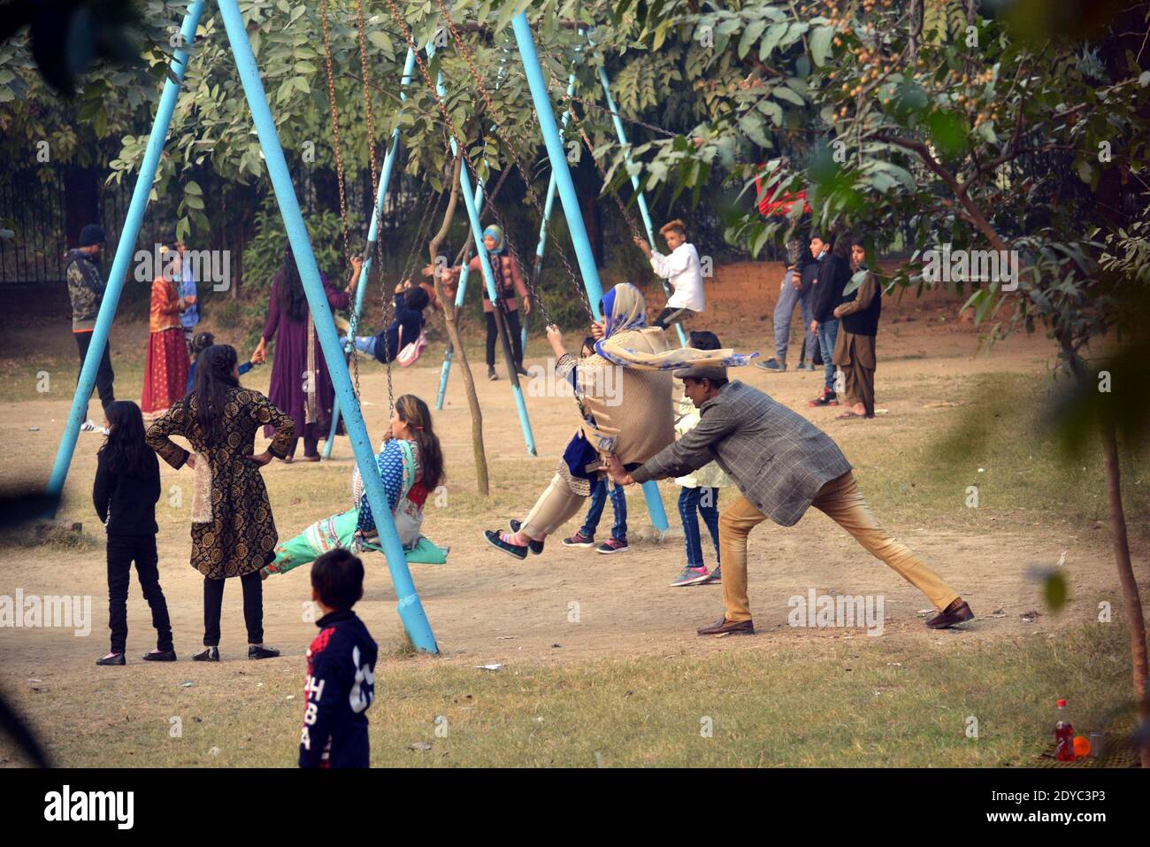 Pakistano un gran numero di Cristiani sta godendo a Lahore Zoo dopo le preghiere di Natale durante le celebrazioni di Natale in Lahore Foto Stock