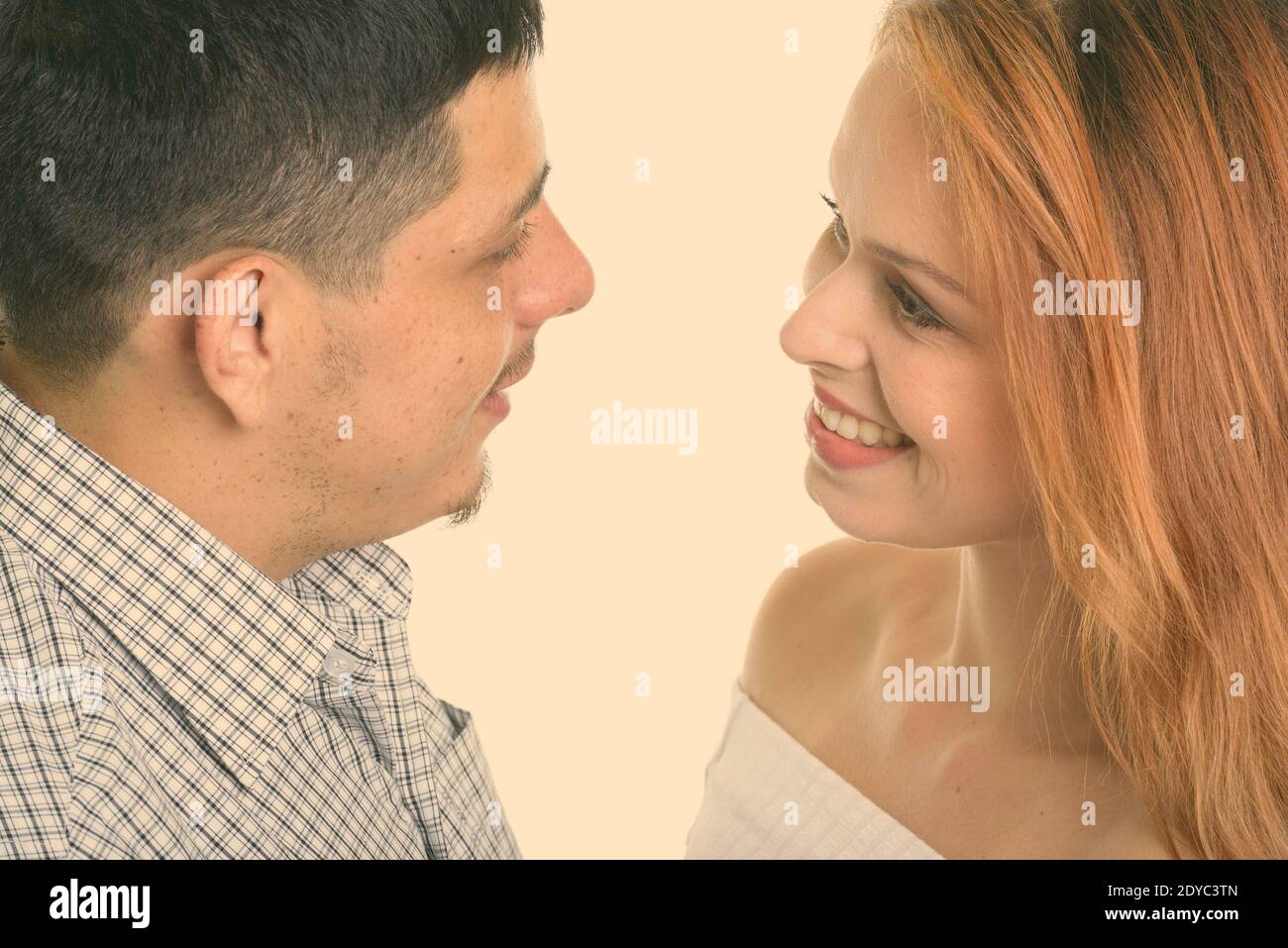 Giovane coppia felice sorridente e guardandosi dentro amore Foto Stock